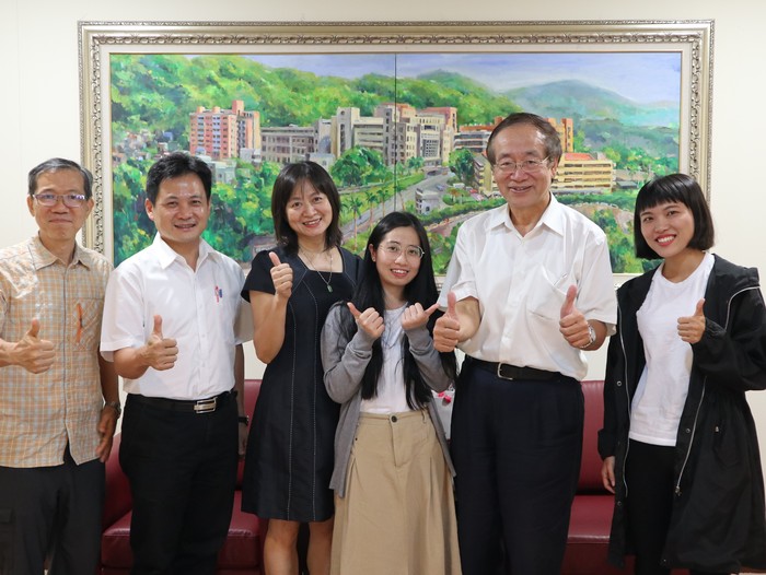 中臺科大(右2)校長李隆盛(右3)牙技師榜首邱冠櫻同學(左1)牙技師副主任林富滄(左2)牙技師主任林茂欽(左3)導師許秀貞