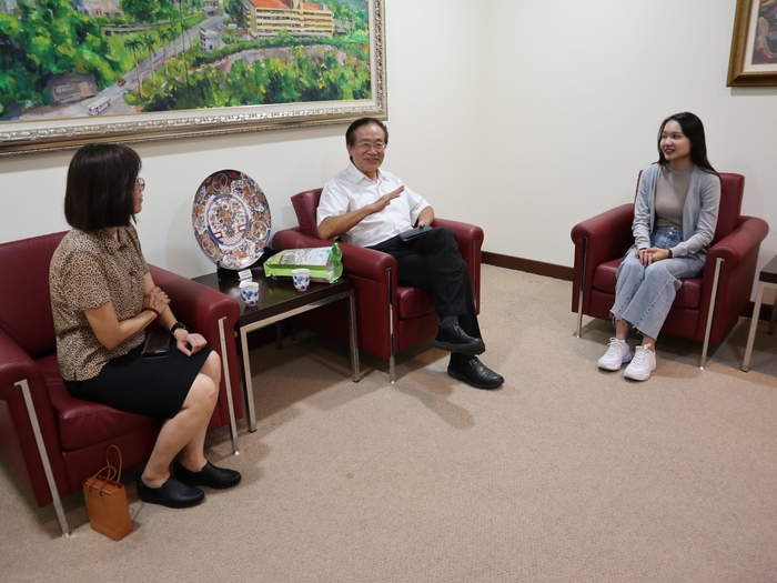 中臺科大與校長有約 (左2)校長李隆盛(左1)醫技系主任何杏棻(右1)應屆畢業生柯采伶