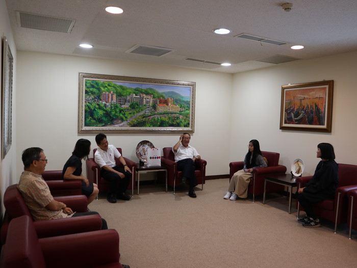 中臺科大與校長有約-(右3)校長李隆盛(右2)專技高考榜首牙技師邱冠櫻