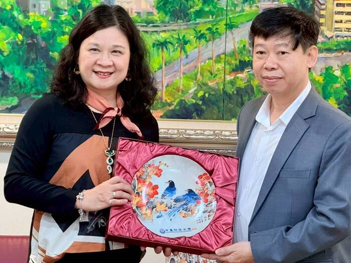 陳錦杏校長致贈水晶紀念盤圖片