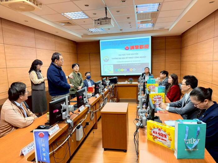 食品科技系劉伯康主任介紹系所圖片