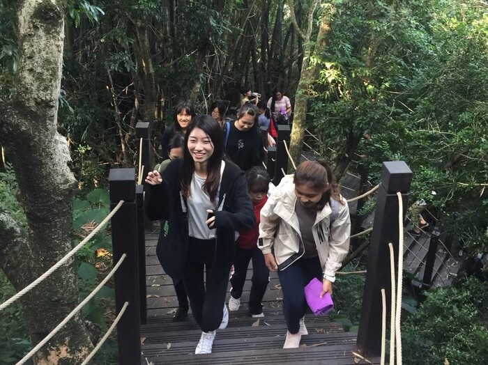 結合校園鄰近步道，帶領學生登山健行，啟動環境生態教育