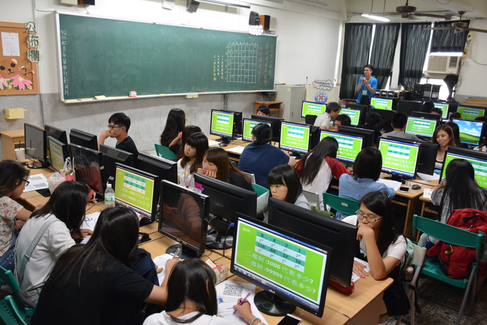 講師授課教導同學如何使用Hour of Code