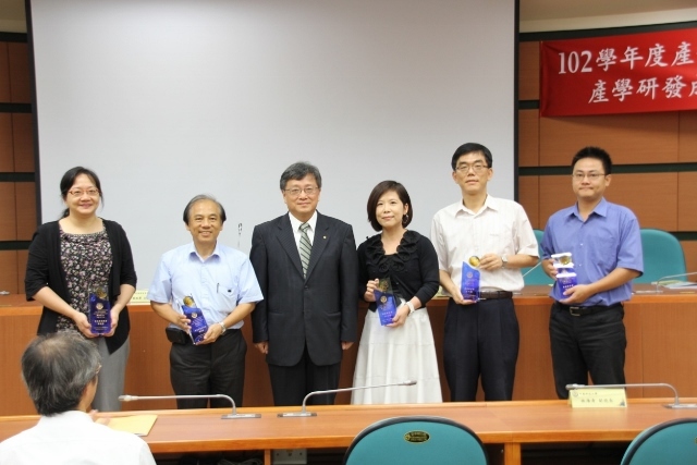 李校長頒發第三屆學術龍騰獎給各得獎教師