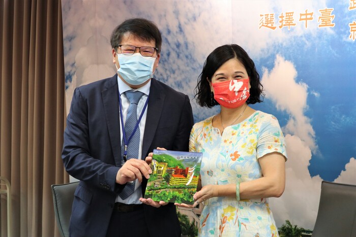 中臺科大校長陳錦杏(右)致贈禮 大里仁愛醫院總院長藍國忠(左)