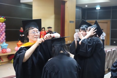 師長為畢業生撥穗
