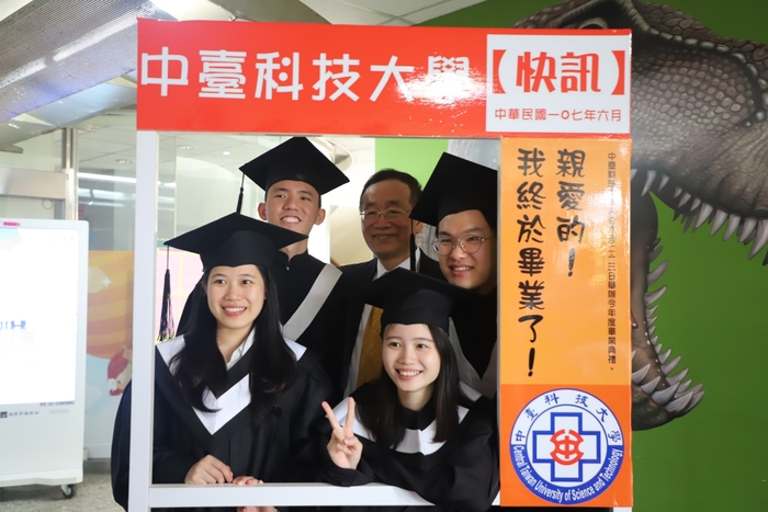 畢業生與中臺科大李隆盛校長拍照留念。