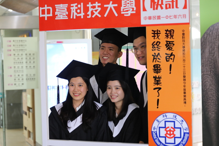 學校特別準備打卡小道具，提供畢業生拍照留念。