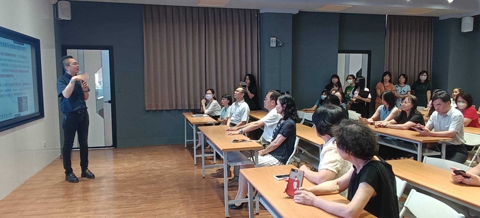學士後護理系林冠語主任介紹優質教學科技環境之建置與應用