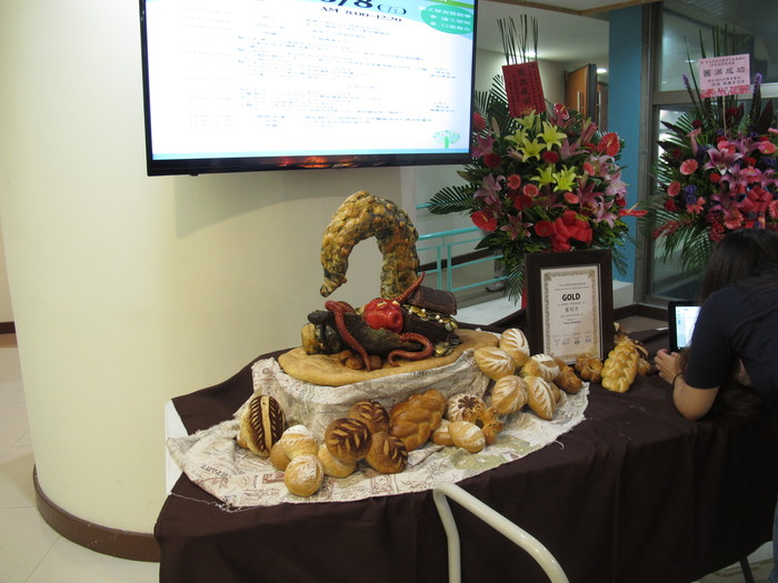 2016國際台灣餐飲挑戰賽-麵包金牌：蕭閔方同學展示麵包作品
