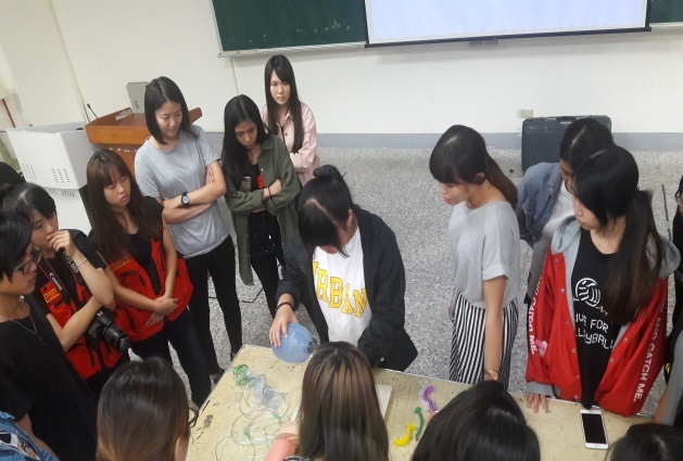 學員練習各式氧氣使用