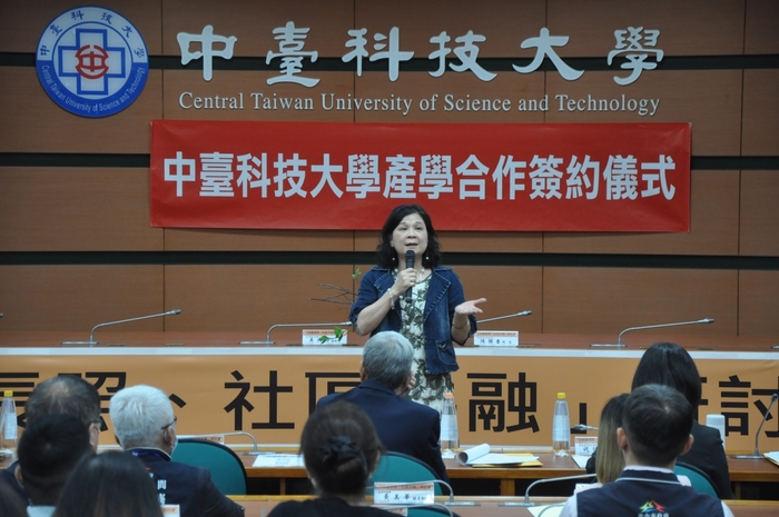 中臺科技大學陳錦杏校長致歡迎詞，強調在學校內成立日照中心超過三年多，已成為高齡.jpg