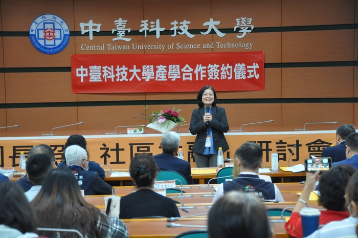 中臺科技大學陳錦杏校長致歡迎詞，強調在學校內成立日照中心超過三年多，已成為高齡.jpg