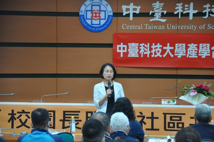 臺中市衛生局陳麗娟副局長介紹市府推動高齡友善城市的積極策略與實務.jpg