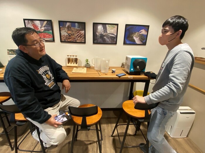 佳芳咖啡店長使用小型烘豆機進行咖啡豆測試 分享田間管理的重要步驟之一