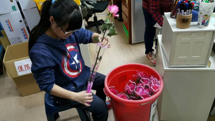 玫瑰花均手工一一去刺並套塑膠套