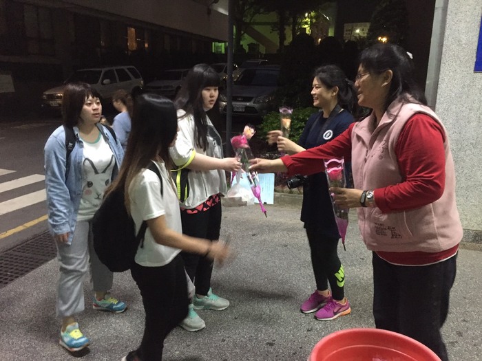 進修推廣部同仁致贈玫瑰花給夜校同學