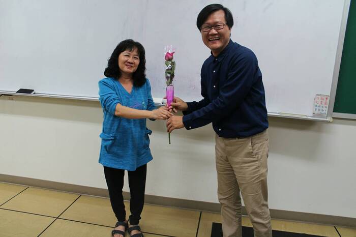 進修推廣部林政勳主任逐班致贈玫瑰花給競兢業業授課的女教師