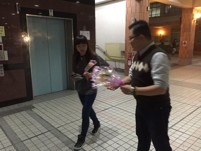 進修推廣部同仁同步於保健大樓及天機大樓進行分贈玫瑰花活動