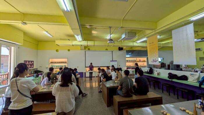 於阿聰師芋頭文化館內,館方人員進行芋頭酥製作示範,介紹其材料與製作步驟。圖片