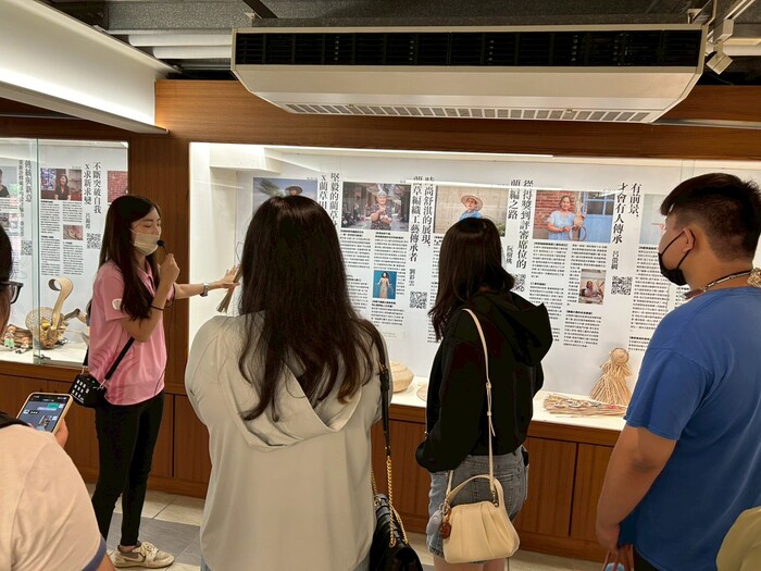藺草文化館人員為中臺科技大學特殊教育學生導覽並講解藺草的製作方式。圖片
