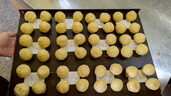 資源教室的老師與學生攜手製作香氣四溢的芋頭酥,體驗手作點心的樂趣。圖片