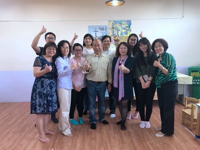 吳炫三藝術家（左四）與中臺科大兒教系張美雲老師（左一）、潭秀國中連秀玉校長（左二）、中臺科大兒教系蘇慧菁老師、潭秀幼兒園朱涵英園長、臺中市美術教育學會詹清泉理事長（二排右二）、與會來賓及工作人員合影