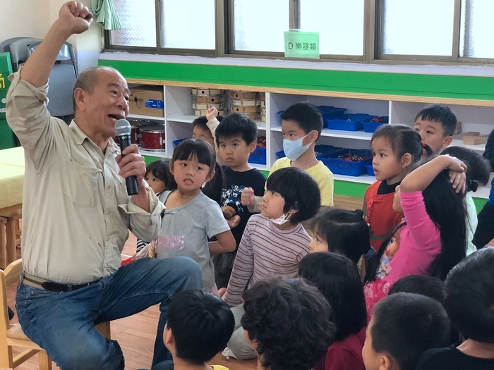 吳炫三藝術家擔任神秘嘉賓蒞臨潭秀幼兒園，接受小朋友們對創作、藝術的各種提問。