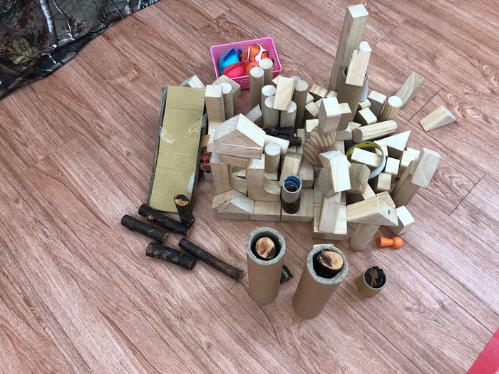潭秀幼兒園的小朋友用積木堆疊出「阿三」爺爺的家