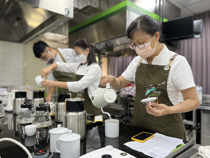 中臺科大辦理ITCE國際茶咖啡品鑑大會-茶產品樣品製備
