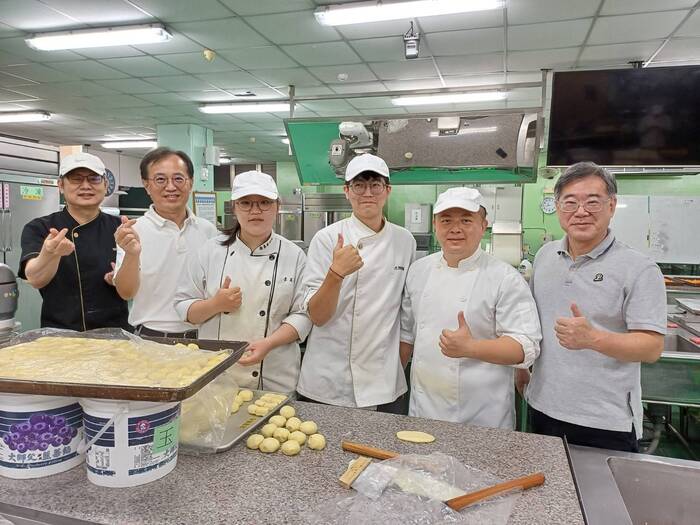 鄭凱元副校長(左二)、詹博州主秘(右一)、游隆宏老師(右二)、郭炯村老師(左一)與食科系烘焙選手合影