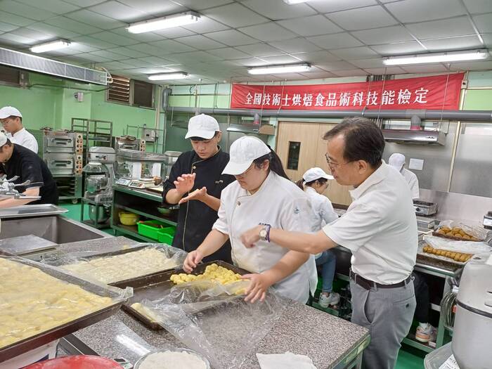 食科系學生向鄭副校長說明材料製備程序