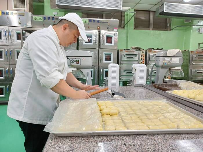 游隆宏老師與食科系冠軍烘培隊一同製作月餅