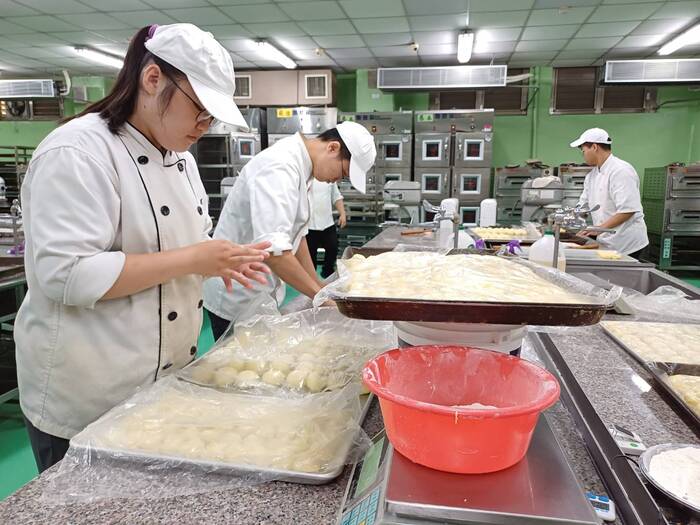 食科系冠軍烘培選手參與月餅製作