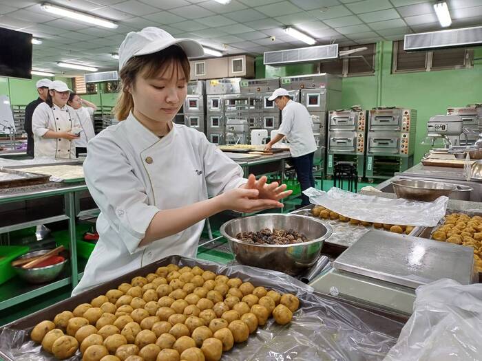 食科系冠軍烘培選手參與月餅製作