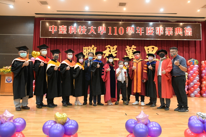 貴賓師長合照(右六台北市立和平醫院兼任主治醫師暨傑出校友廖賜寶醫師)