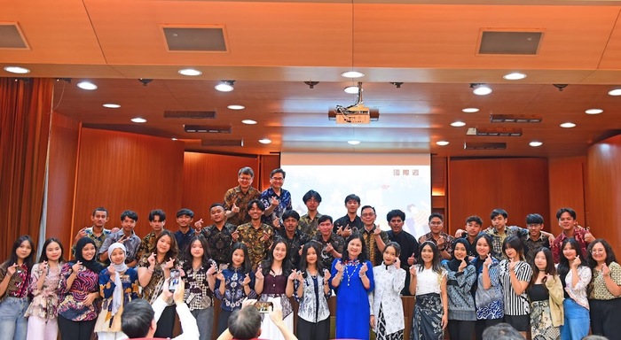 師生穿著印尼傳統服裝圖片