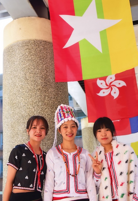 緬甸學生穿著傳統服裝圖片