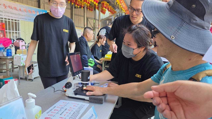 中臺科大學生將課堂所學應用於實際情境，為民眾進行末梢循環檢測