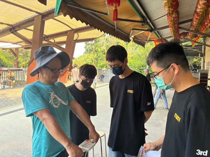 .學生為社區民眾與山友進行IOI身體組成分析