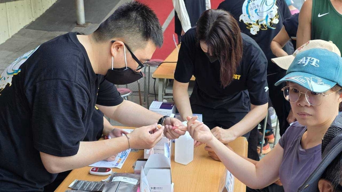 中臺科大後護系學生為民眾進行血糖檢測