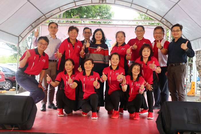 中臺科大陳錦杏校長攜師長們與USR實踐場域國姓鄉長流社區排舞班合影圖片