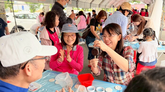 中臺科大USR「咖啡智慧革命」團隊利用丟棄咖啡渣設計手作DIY吊飾活動圖片