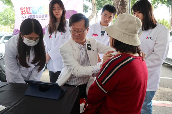中臺科大醫放系及USR Hub「彩虹義診團」團隊提供甲狀腺檢測，協助社區里民檢視自身健康圖片
