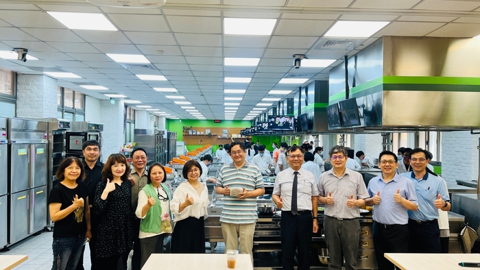 國立暨大附中校長帶領教師群蒞臨食科系多功能烘培教室參訪