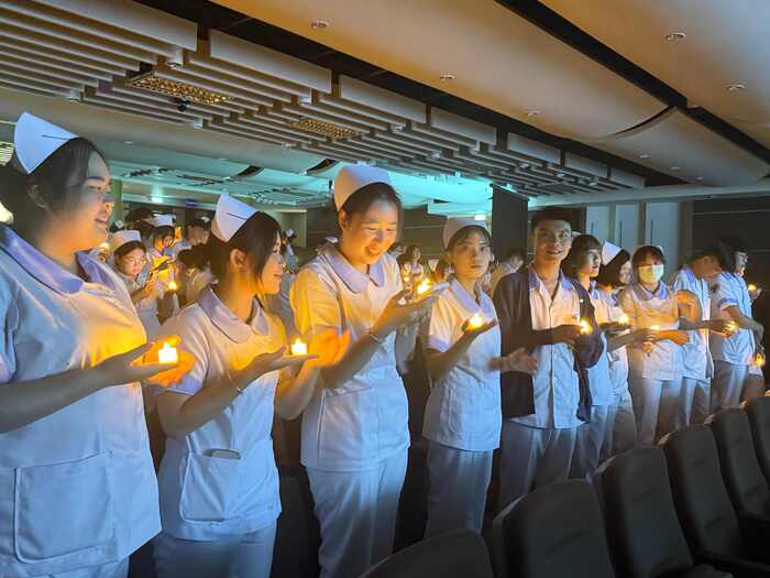 透過點燃護理使命燭光，學生承接南丁格爾精神，肩負守護健康責任圖片