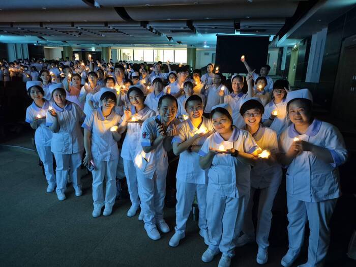 透過點燃護理使命燭光，學生承接南丁格爾精神，肩負守護健康責任圖片