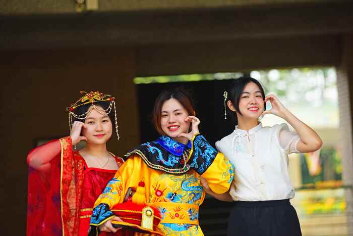 各國傳統服飾走秀-中國及馬來西亞組