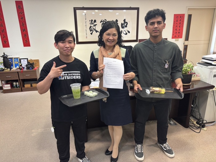 國際生送印尼美食給陳錦杏校長