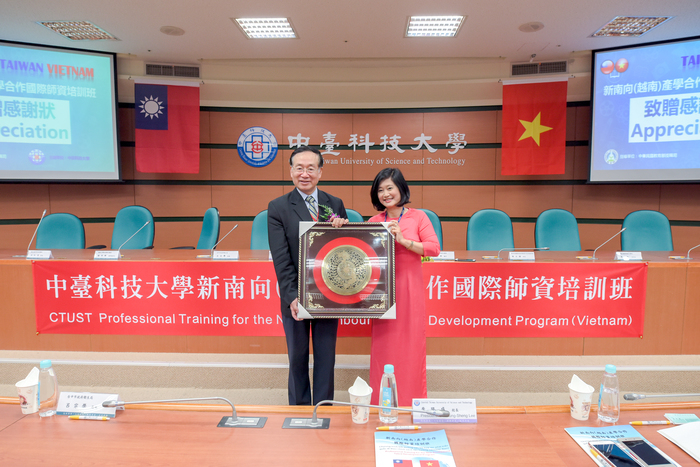 越南學員代表（右）致贈禮予中臺科大李隆盛校長（右）